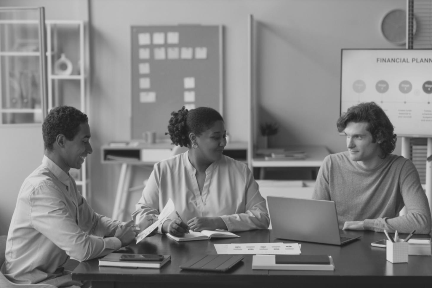 Espace de travail organisé symbolisant la clarté financière